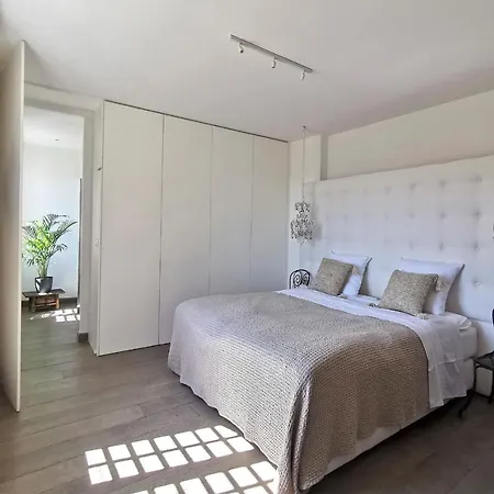 Le Petit Chateau Bed & Breakfast *
