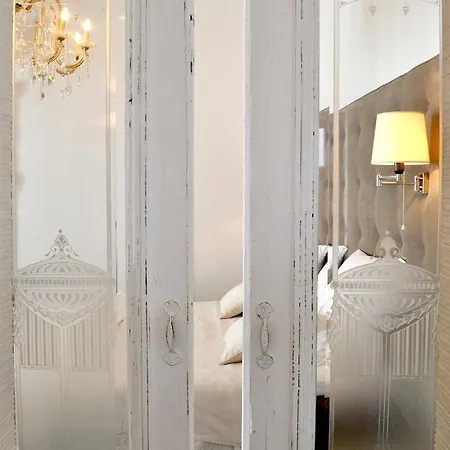 Le Petit Chateau Bed & Breakfast Châteauneuf-de-Gadagne