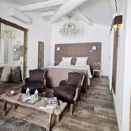 Le Petit Chateau Bed & Breakfast Châteauneuf-de-Gadagne