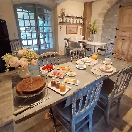 Le Petit Chateau Bed & Breakfast *
