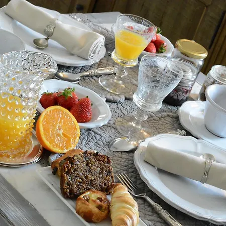 Le Petit Chateau Bed & Breakfast