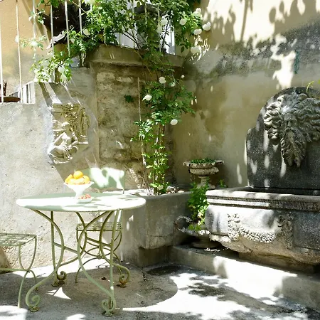 Le Petit Chateau * Châteauneuf-de-Gadagne