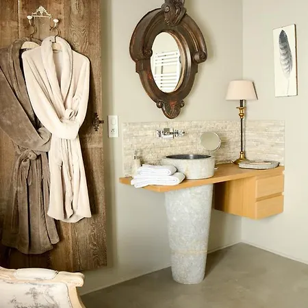 Le Petit Chateau Bed & Breakfast Châteauneuf-de-Gadagne